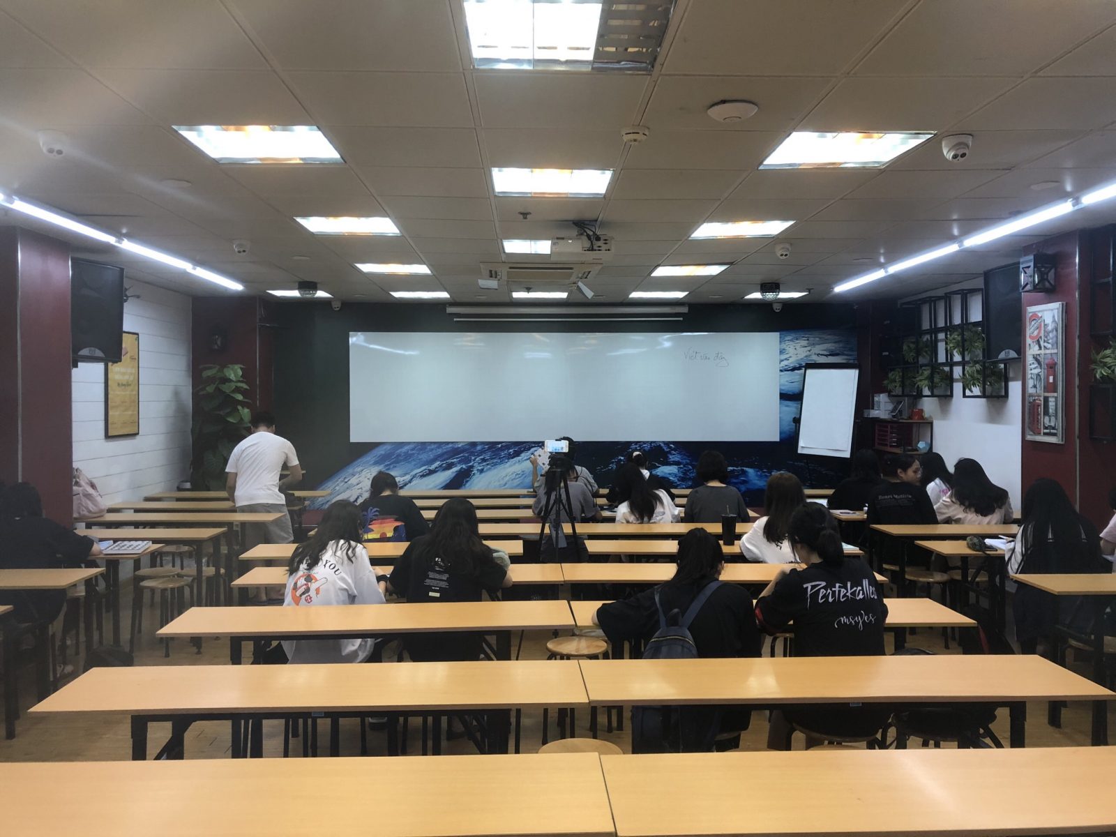 Bảng từ trắng không khung không dòng kẻ – dán tường tràn viền, viết bút dạ, hít nam châm