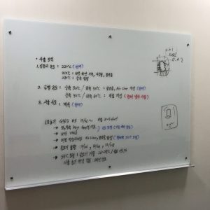 Chi tiết trụ inox treo tường của bảng kính cường lực văn phòng cao cấp