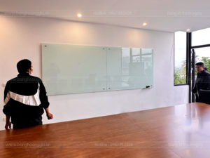 Bảng kính cường lực viết bút dạ treo tường – Bảng Hoàng Gia