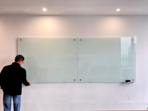 Bảng kính cường lực văn phòng treo tường cho phòng họp hiện đại – Thiết kế sang trọng của Bảng Hoàng Gia