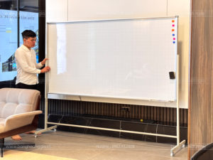 Bảng từ trắng di động 1 mặt – mặt bảng Barun Korea, chân sắt sơn tĩnh điện có bánh xe khóa, phù hợp văn phòng và lớp học – Bảng Hoàng Gia