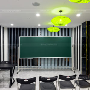 Bảng từ xanh viết phấn có chân đẩy