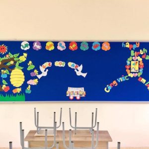 Bảng ghim treo tường mặt nỉ nhập khẩu Hàn Quốc, khung nhôm cao cấp, cốt cao su non ghim chắc – không để lại vết. Sản xuất tại Hà Nội bởi Bảng Hoàng Gia.