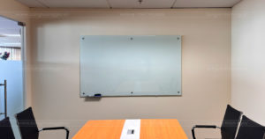 Bảng kính cường lực viết bút dạ treo tường, bề mặt bóng mịn, viết xóa sạch, không ố mực