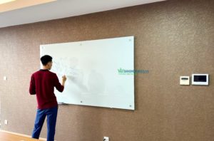Bảng kính cường lực viết bút dạ treo tường – Bảng Hoàng Gia