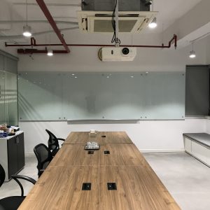 Bảng kính cường lực in sẵn lịch công tác, bảng kế hoạch treo tường cho văn phòng