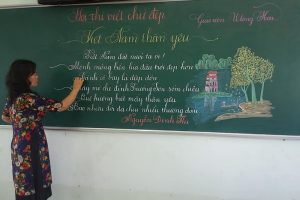 nên dùng bảng phấn hay bảng bút lông