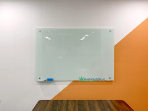 Bảng kính cường lực 8mm (8 ly) Bảng Hoàng Gia – tham khảo giá theo kích thước, lắp đặt treo tường