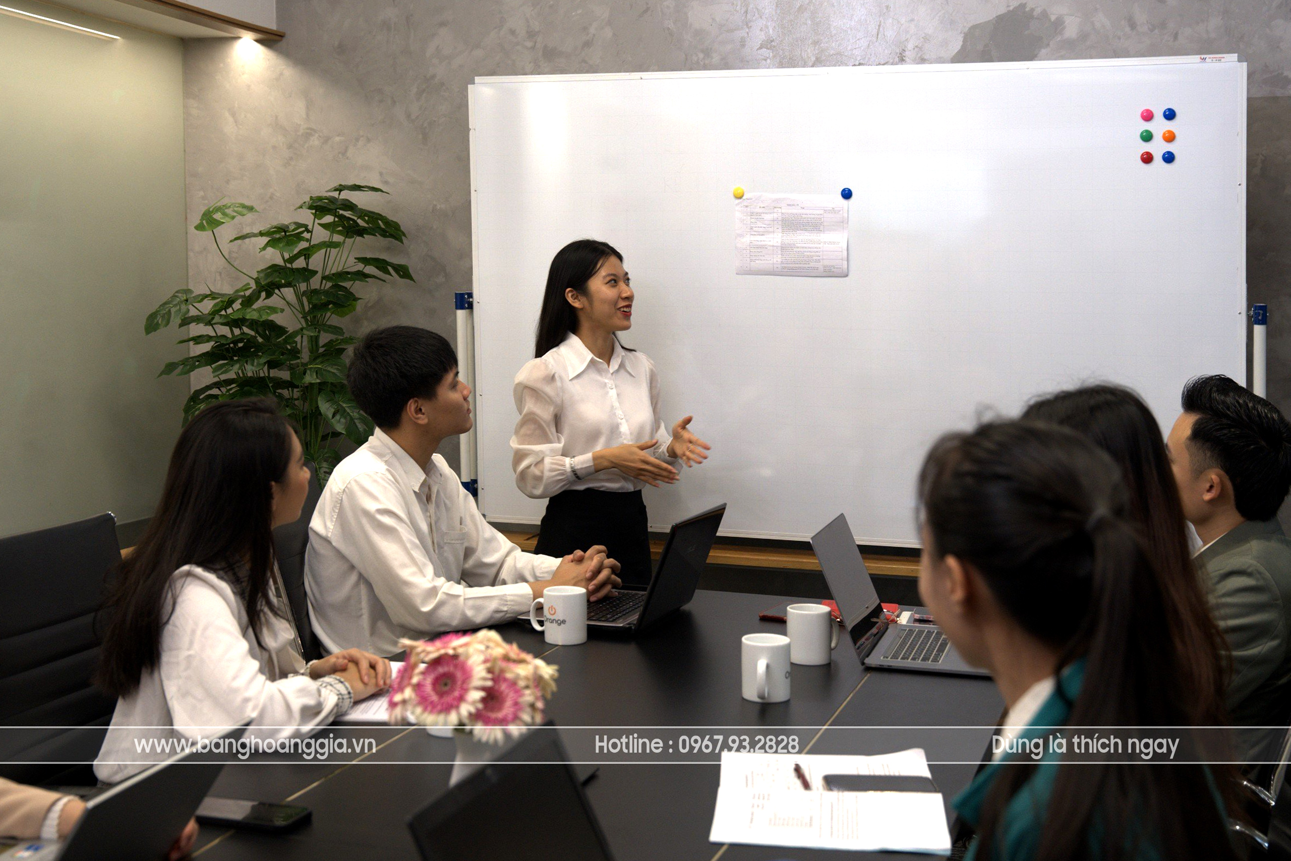 Bảng từ trắng có chân đẩy di động: linh hoạt di chuyển cho phòng họp và lớp học - Bảng Hoàng Gia