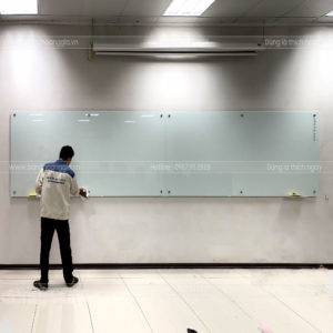 Bảng kính từ treo tường – bảng viết hiện đại, hít nam châm, dễ viết xóa, thẩm mỹ cao cho văn phòng & lớp học