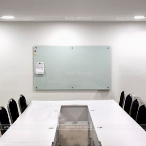 Bảng kính từ treo tường – bảng viết hiện đại, hít nam châm, dễ viết xóa, thẩm mỹ cao cho văn phòng & lớp học
