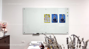 Bảng kính trắng từ tính Magnetic White Glass Board – Bảng Hoàng Gia