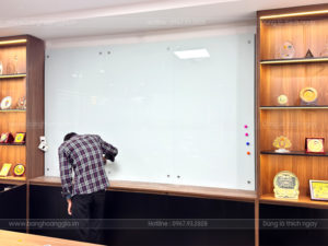 Thi công lắp đặt bảng kính trắng từ tính – Bảng Hoàng Gia