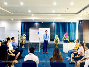 Mặt bảng từ trắng Hàn Quốc cao cấp: Viết bút dạ, hút nam châm, dễ xóa sạch, không để lại vết mờ