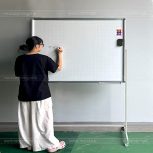 Bảng từ trắng di động – bảng có chân 4 bánh xe, xoay chuyển linh hoạt