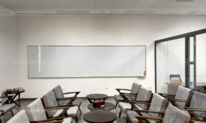 Bảng trắng viết bút lông chống lóa giúp nhìn rõ nội dung trong phòng nhiều ánh sáng