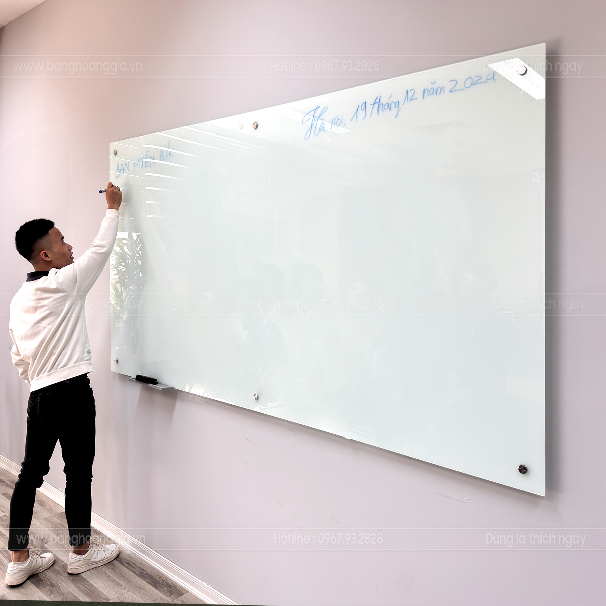 Bảng kính trắng Hoàng Gia viết bút dạ rõ nét, lau sạch nhanh, bề mặt kính phẳng đẹp