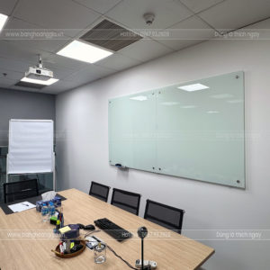 Bảng kính cường lực 8mm (8 ly) Bảng Hoàng Gia – tham khảo giá theo kích thước, lắp đặt treo tường