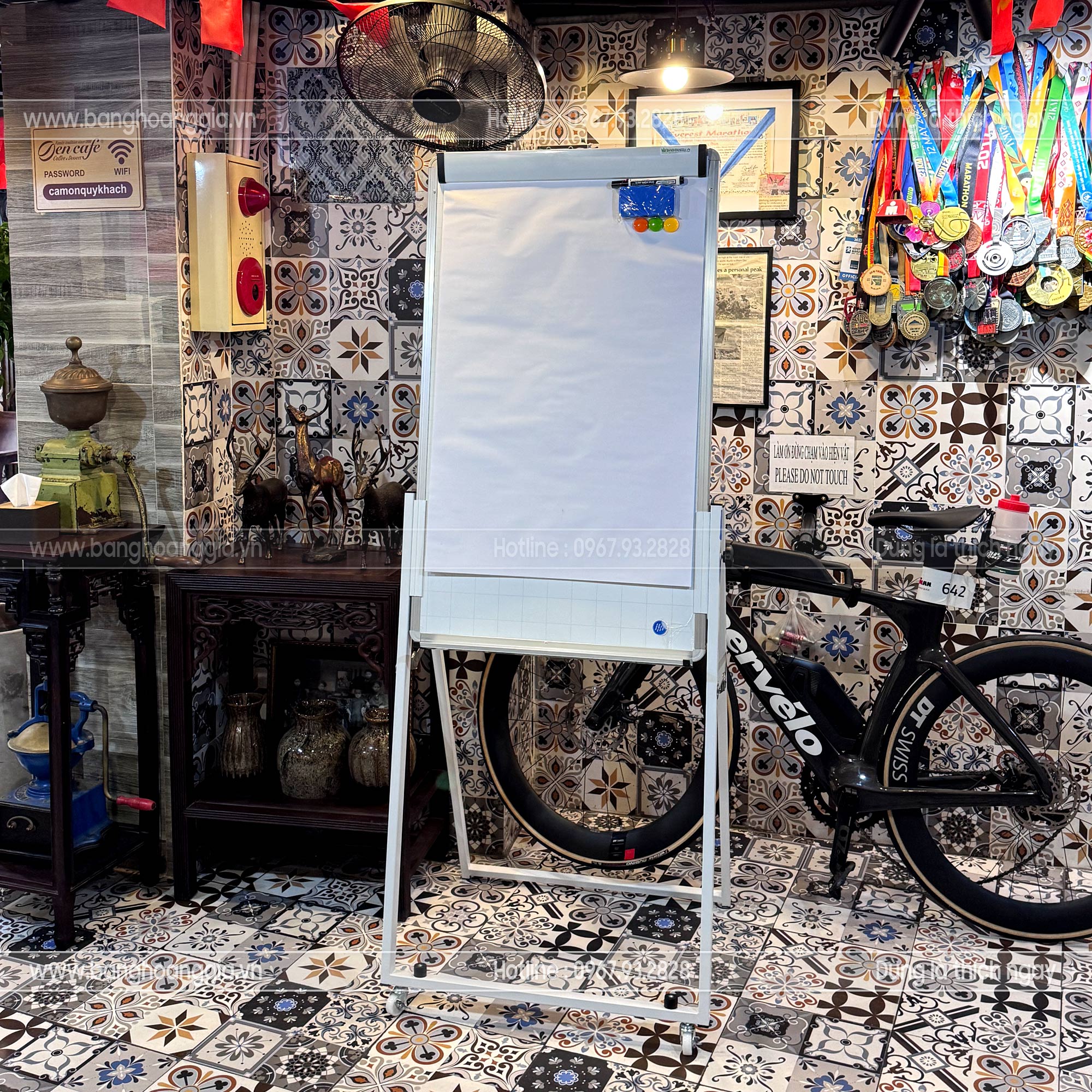 Flipchart kẹp giấy A0/A1 – thuyết trình chuyên nghiệp Bảng flipchart chân gấp kẹp giấy A0/A1, phù hợp thuyết trình và brainstorm