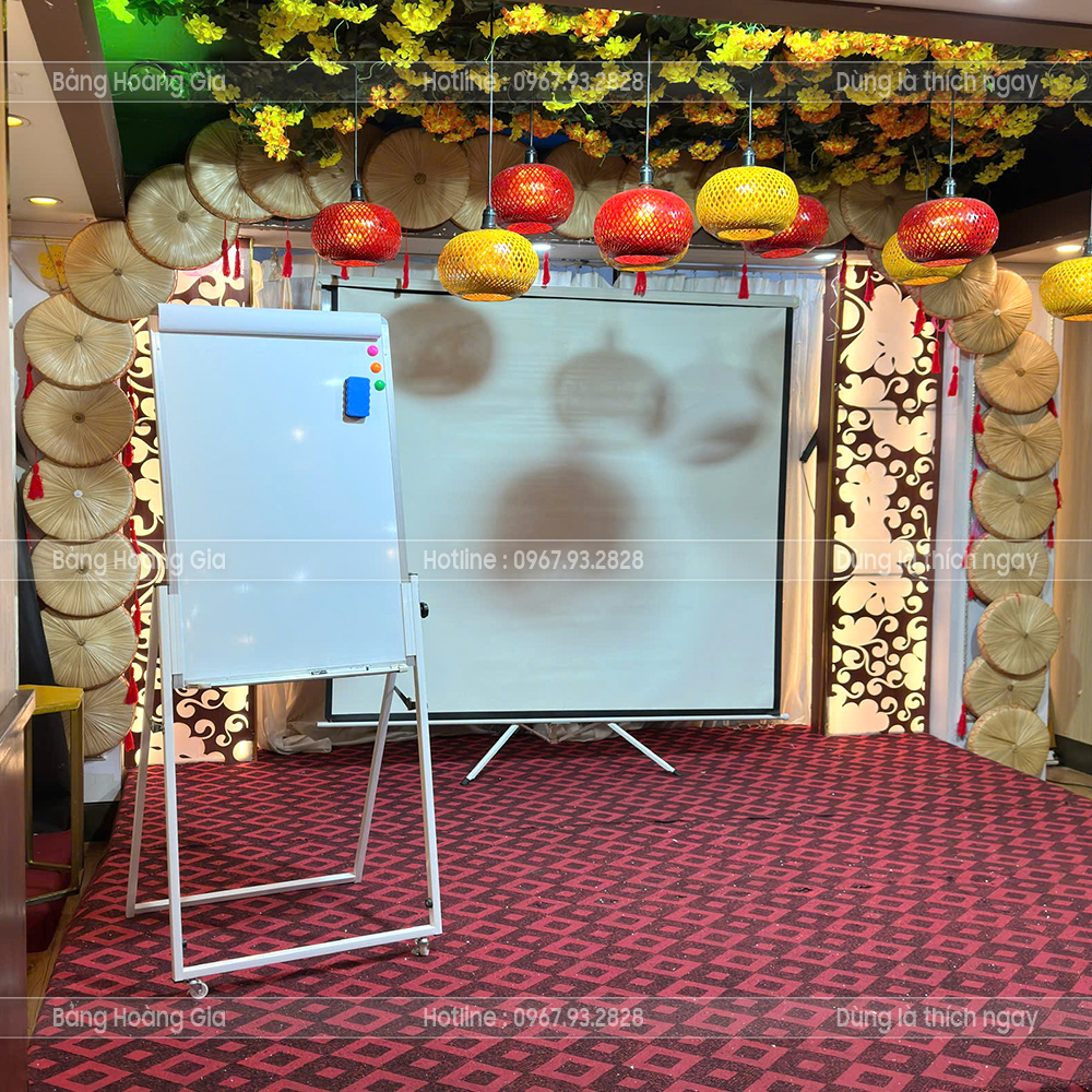 Bảng Flipchart chân gấp cho văn phòng – gọn và tiện Bảng flipchart chân gấp đặt trong phòng họp, tối ưu không gian và dễ di chuyển