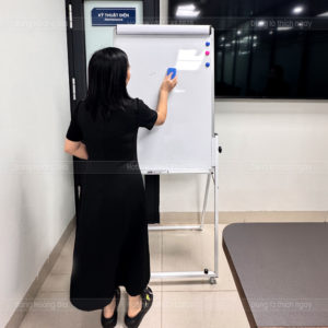 Chi tiết bảng flipchart chân gấp: mặt bảng từ tính, khung chắc chắn, phụ kiện nam châm