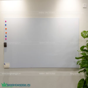 Bảng từ trắng không khung dán tường – mẫu sản phẩm Bảng Hoàng Gia, viết bút dạ, hít nam châm