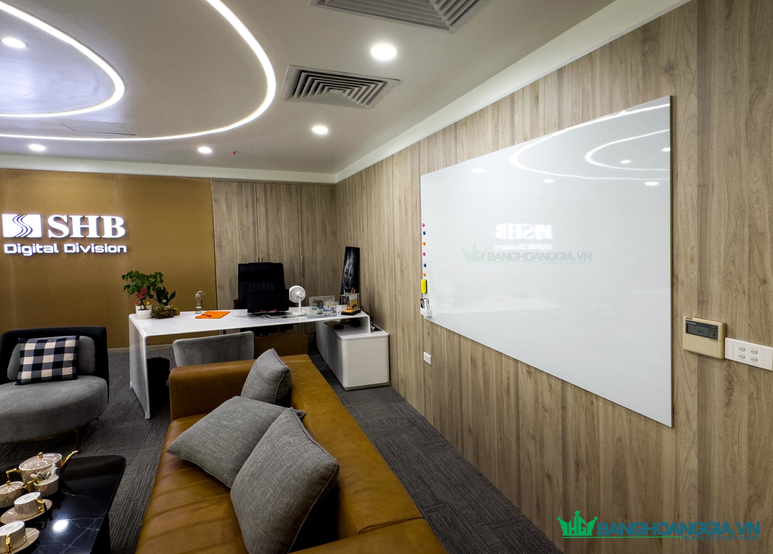 Bảng từ trắng dán tường – viết bút dạ, hít nam châm, phù hợp văn phòng và lớp học