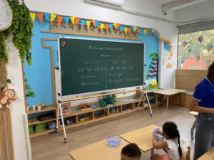 Bảng từ xanh di động viết phấn, có bánh xe khóa chốt, dùng cho lớp học và phòng đào tạo