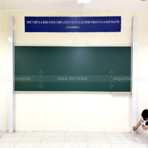 Bảng trượt dọc 1 lớp (bảng cột đơn) trượt lên xuống êm, dừng chắc theo tầm viết