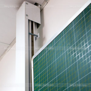 Hệ bi nhựa và cáp treo 2 bên chống tụt cáp giúp bảng trượt dọc 1 lớp vận hành êm, an toàn