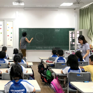 Bảng trượt dọc 1 lớp (bảng cột đơn) trượt lên xuống êm, dừng chắc theo tầm viết