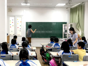 Hệ bi nhựa và cáp treo 2 bên chống tụt cáp giúp bảng trượt dọc 1 lớp vận hành êm, an toàn