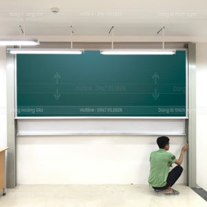 Hệ bi nhựa và cáp treo 2 bên chống tụt cáp giúp bảng trượt dọc 2 lớp vận hành êm và an toàn