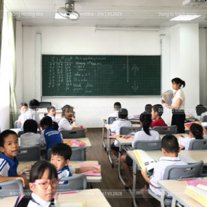 Khung nhôm CTUR25 trắng bóng, góc ABS an toàn và khay phấn 30cm của bảng trượt dọc 1 lớp