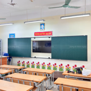 Bảng trượt 2 cánh thông minh mở TV giữa