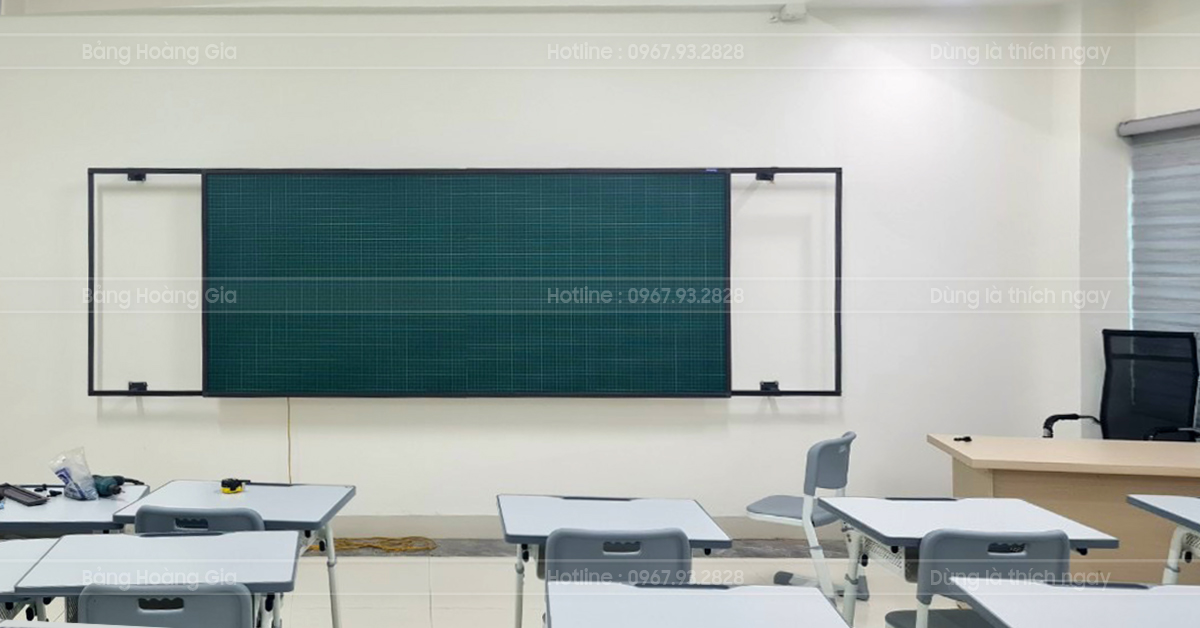Bảng trượt ngang 2 cánh – khi kéo chập hai bảng bề mặt gần như liền mạch, giáo viên viết dễ hơn